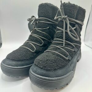 Clark’s Waterproof Boots Woman’s Size 9.5M NWT Black